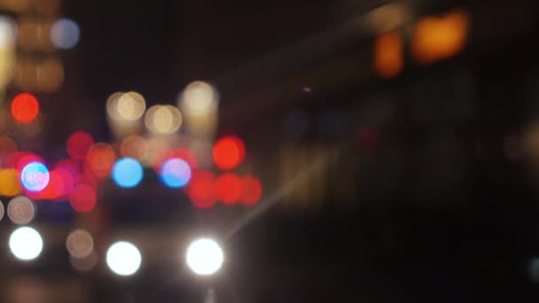 Desenfoque óptico Tráfico automotriz por la noche — Vídeo de stock
