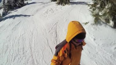 Kar dağlarından kayak yapan kadın.