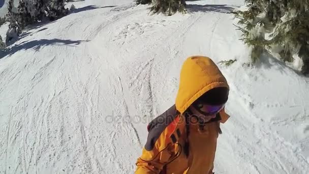 Mulher Descida em esquis das montanhas de neve — Vídeo de Stock