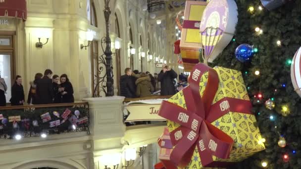 Winkel gom met New Years decoratie — Stockvideo