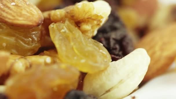 Орехи и сухофрукты оптом — стоковое видео
