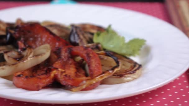 Verduras a la parrilla en un plato — Vídeos de Stock