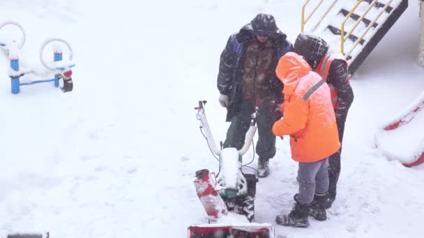 除雪機械の修理 — ストック動画
