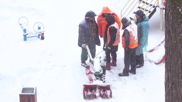 Reparação da máquina de remoção de neve — Vídeo de Stock