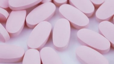 Plaka üzerinde oval pembe Tablet