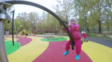 Kız çocuk üzerinde salıncak döndürme