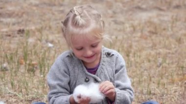 Kız çocuk kabarık tüy üfleme