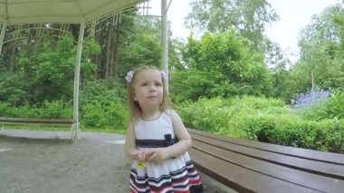 Doğada dans eden kız