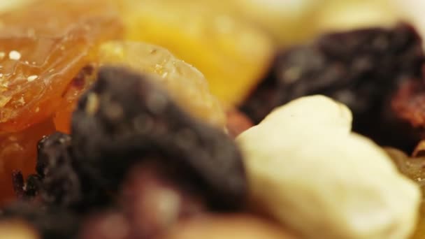 Nüsse und Trockenfrüchte in loser Schüttung — Stockvideo