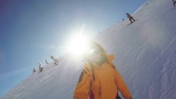 Kvinna nedstigning på skidor från snöbergen — Stockvideo