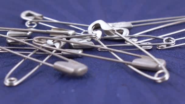 English safety pin — Stock Video