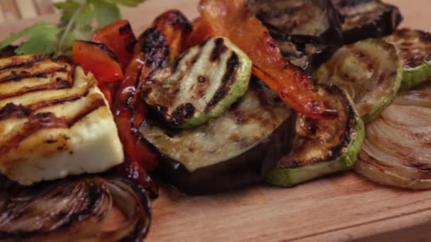 Grilled vegetables on a plate — Stock Video