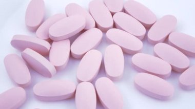Plaka üzerinde oval pembe Tablet