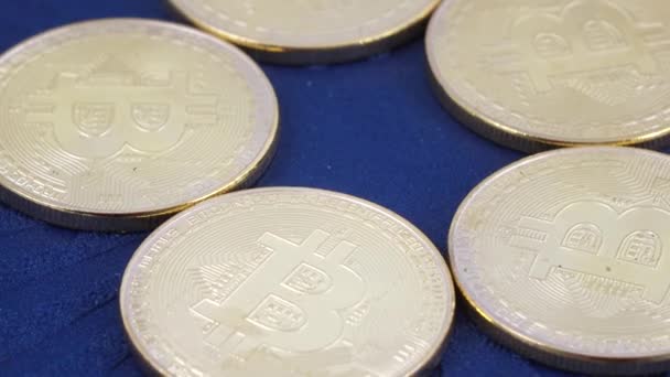 Monedas que imitan bitcoins — Vídeo de stock