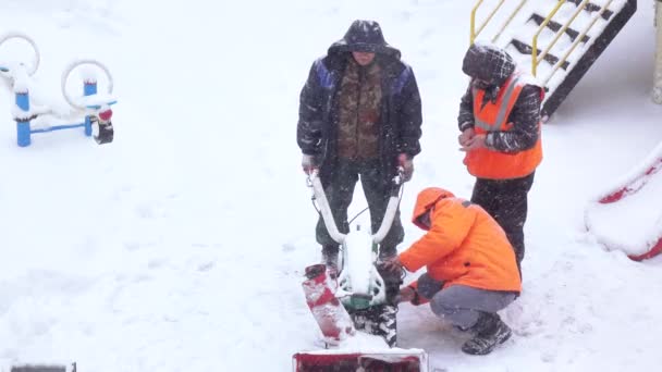 Riparazione della macchina per la rimozione della neve — Video Stock