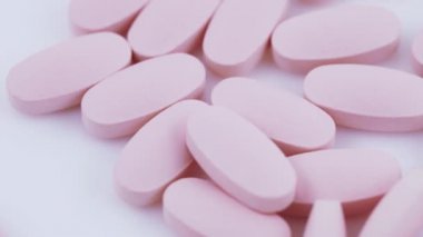 Plaka üzerinde oval pembe Tablet