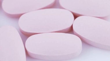 Plaka üzerinde oval pembe Tablet