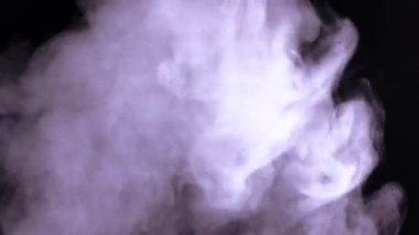 Siyah arkaplanda soyut beyaz su buharı