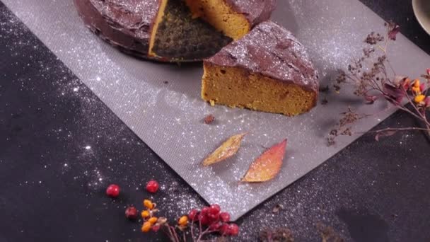 Bolo de abóbora em uma chapa — Vídeo de Stock