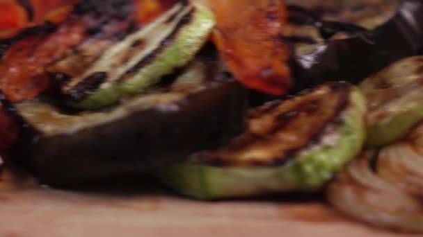 Verduras a la parrilla en un plato — Vídeo de stock