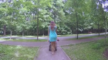 Anne ve kızı bebek arabasında.