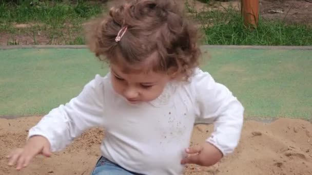 Дівчина в пісочниці — стокове відео