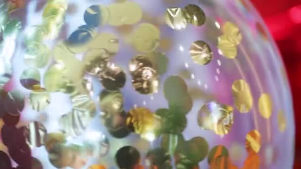 Великі кульки з папером всередині — стокове відео