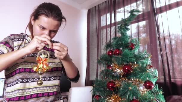 Menina decora a árvore de Natal — Vídeo de Stock