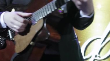 Bir akustik gitar çalmaya