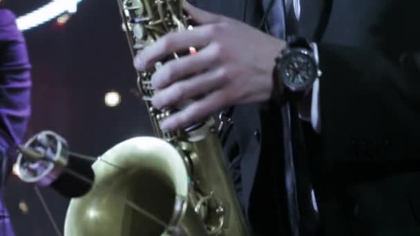 Человек, играющий на саксофоне — стоковое видео