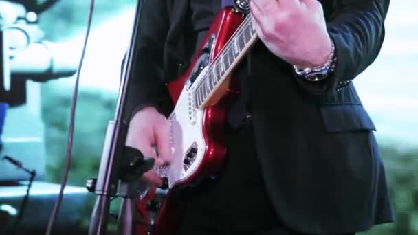 Een elektrische gitaar bespelen — Stockvideo
