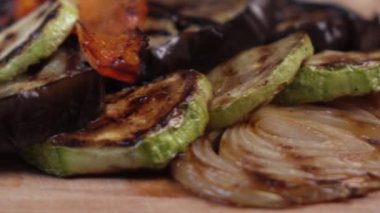 Tabakta ızgara sebzeler