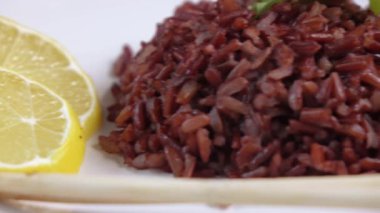 Pirinç plaka üzerinde karides