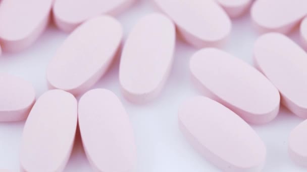 Ovale rosa Tabletten auf Teller — Stockvideo