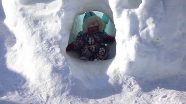 女孩在一个雪洞 — 图库视频影像