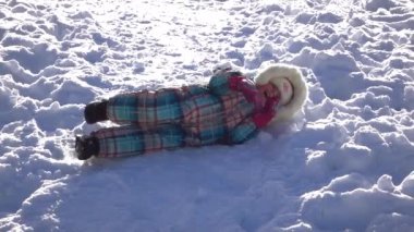 Kız karlı yamaçta tesisi