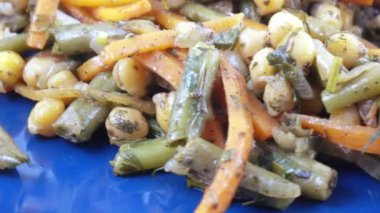 bir tabakta sebze salatası