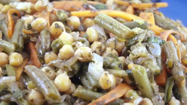 Salade de légumes dans une assiette — Video