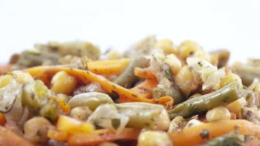 bir tabakta sebze salatası