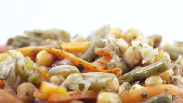 Ensalada de verduras en un plato — Vídeo de stock