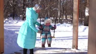 Paten ve kızak üzerinde kızı anne