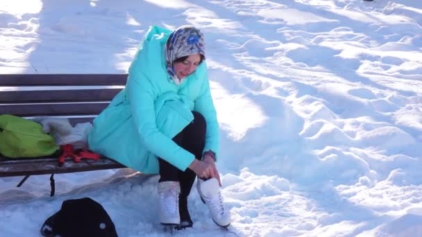 La chica se pone patines — Vídeos de Stock