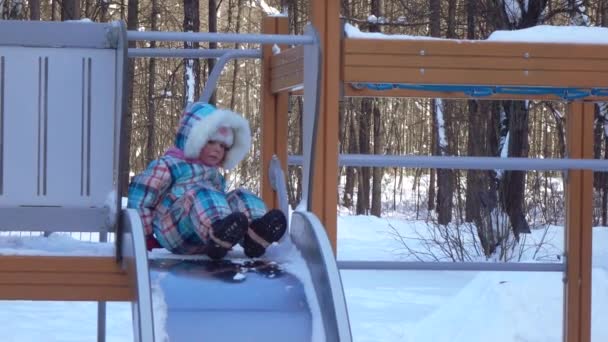 Chica en la colina de los niños en invierno — Vídeo de stock