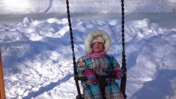 Mamma och dotter på en gunga — Stockvideo