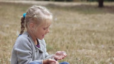 Kız çocuk kabarık tüy üfleme