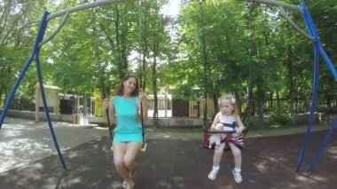 Kız bir salıncak anne tesisi