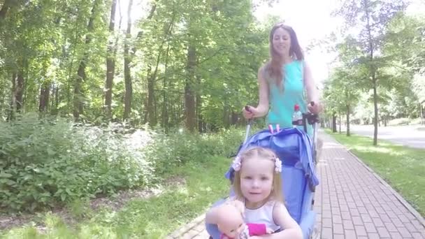 Mãe e filha em um carrinho — Vídeo de Stock