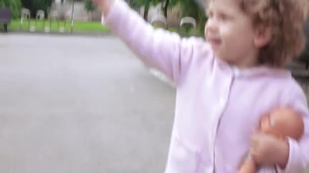 Menina com giz na mão — Vídeo de Stock