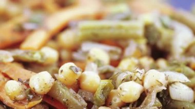 bir tabakta sebze salatası