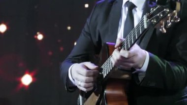 Bir akustik gitar çalmaya